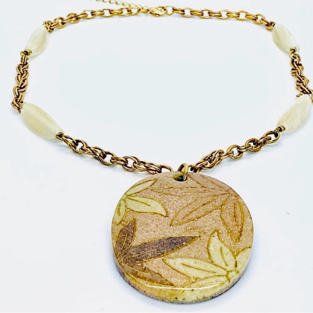 Ladies Leafs Inscribed Necklace!